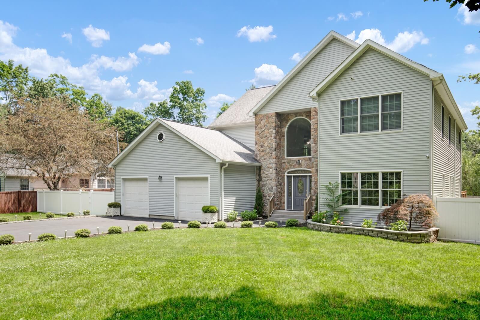 10 Ledgewood Dr, Huntington Home For Sale